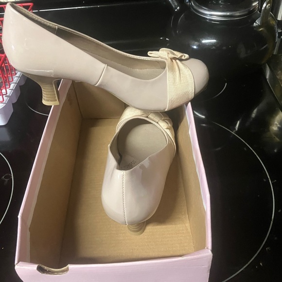 Chic Cream Heels with Decorative Bow - Picture 1 of 10